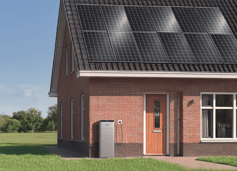 Zonnepanelen met stekker 800 W plus batterij vs. een groot systeem op het dak: wat is de beste keuze?